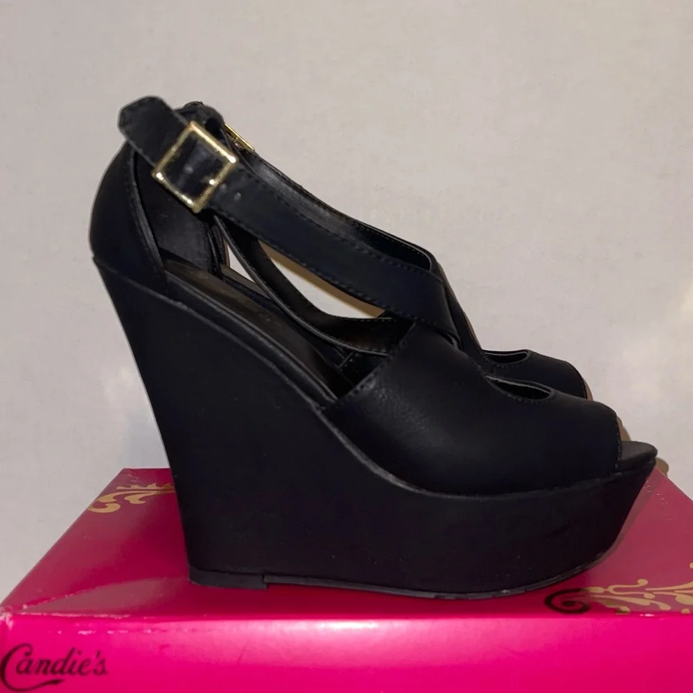Candie's Black Platform Shoes Sleek Design